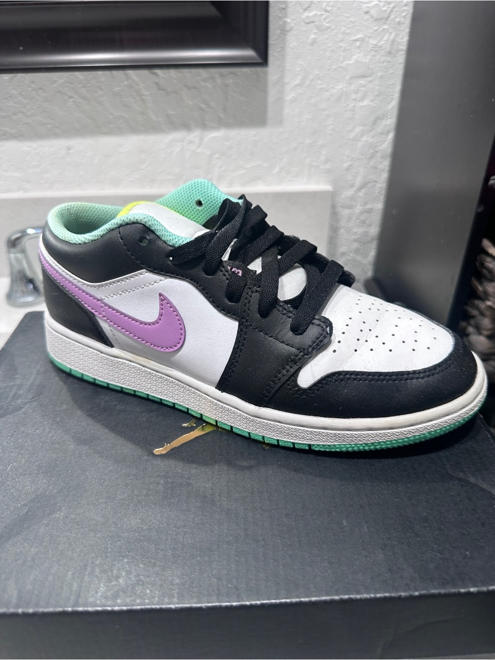 Air Jordan 1 Low GS 'White Violet Shock'